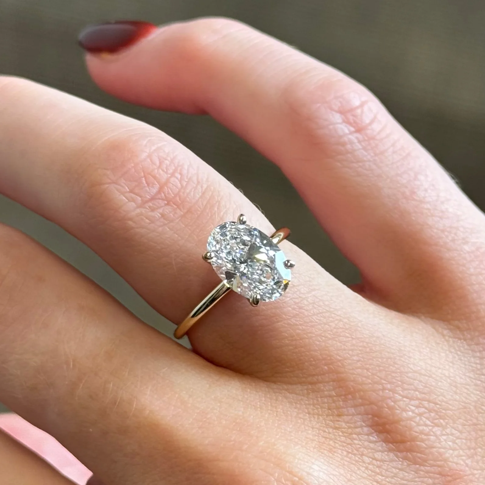 Women's oval diamond ring